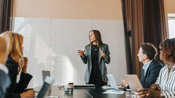 Leder_alle_lytter_article-card_576x324