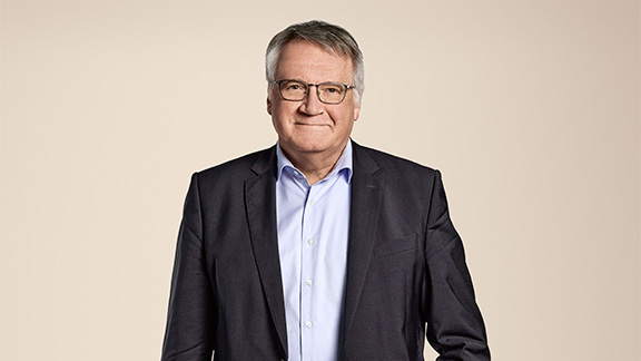 Bjarne_jensen-siddende_article-card_576x324_light