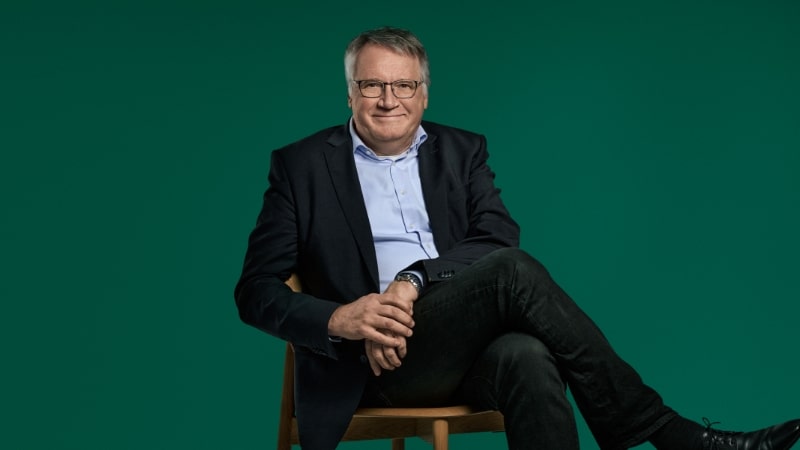 Bjarne_jensen_siddende_bio-header_800x450