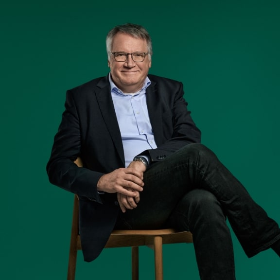 Bjarne_jensen_siddende_contact-banner_576x576_green