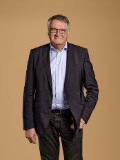 Bjarne_jensen_staaende_person-card_174x232_moerk