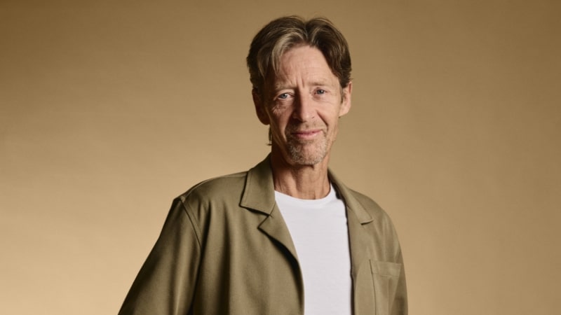 Carsten_jensen_siddende_bio-header_800x450_moerk