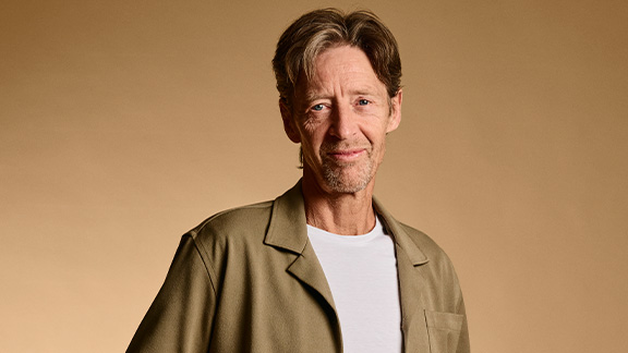 Carsten_jensen_staaende_article-card_576x324_golden