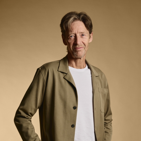 Carsten_jensen_staaende_contact-banner_576x576_moerk