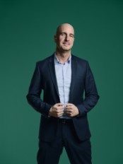 HenrikEngkjaer-contactbanner-174x232