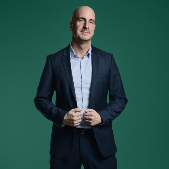 HenrikEngkjaer-contactbanner-576x576