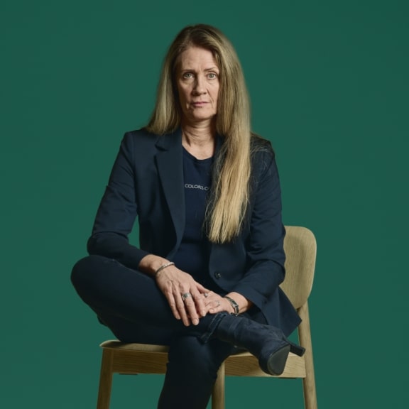 Janne_elsted_siddende_contact-banner_576x576_green