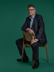 Grn_lars_andersen_siddende_person-card_174x232