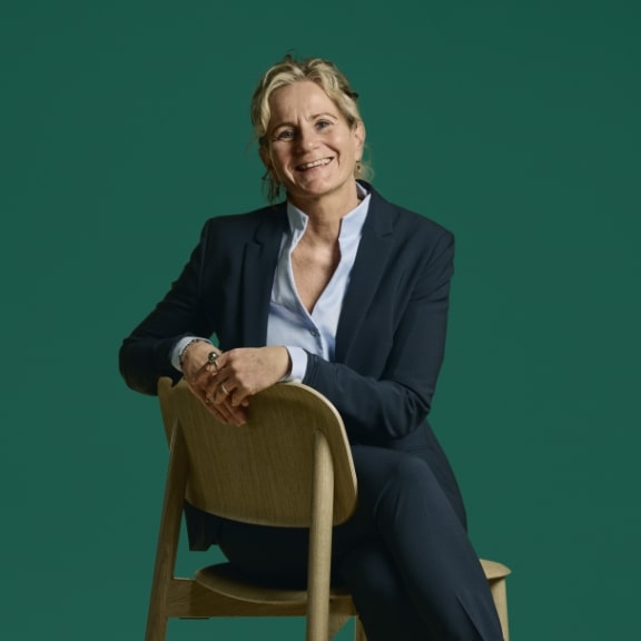 Lene_juul_siddende_contact-banner_576x576_green