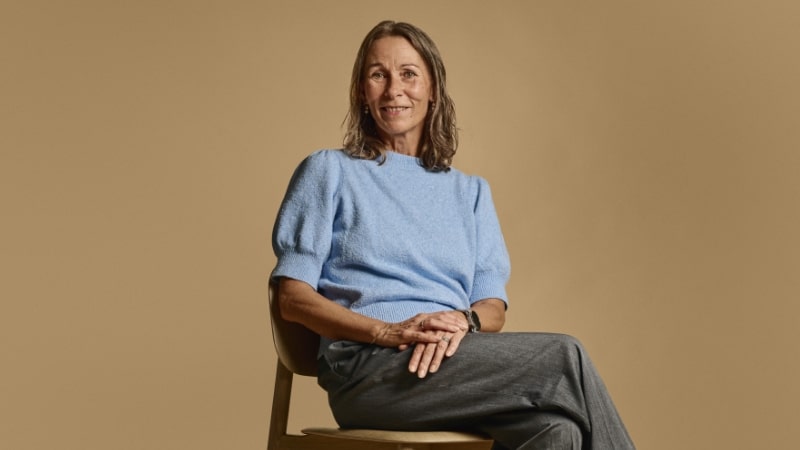 Lise_Madsen_siddende_bio-header_800x450