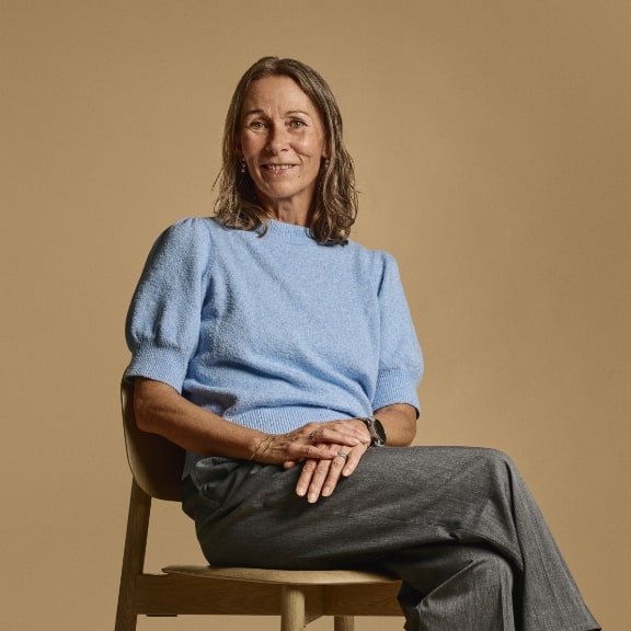 Lise_madsen_siddende_contact-banner_576x576_moerk