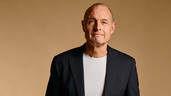 Michael-uhrenholt_staaende_article-card_576x324_gylden