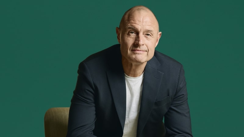 Michael_uhrenholt_siddende_bio-header_800x450