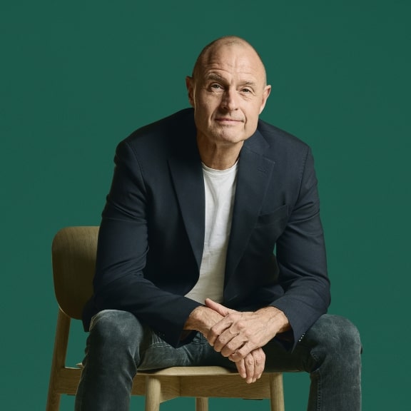 Michael_uhrenholt_siddende_contact-banner_576x576_green