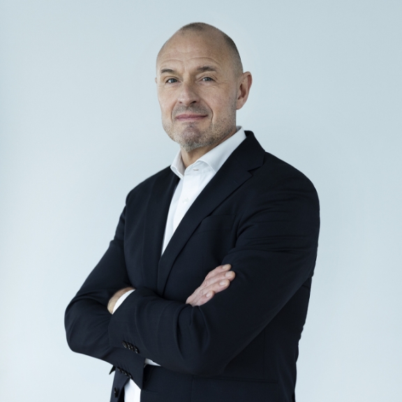 MichaelUhrenholt_person-card_576x576