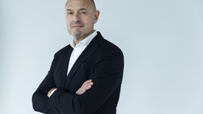 MichaelUhrenholt_person-card_800x450