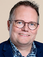 SimonArensbach_person-card_174x232_lys