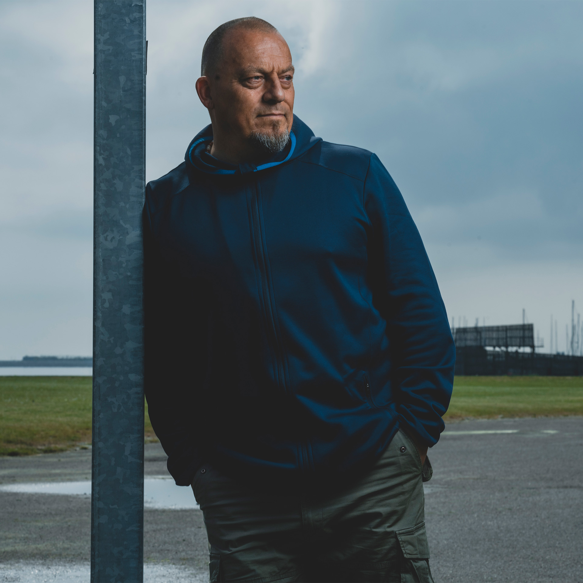 Jørn Aarup læner sig op af pæl