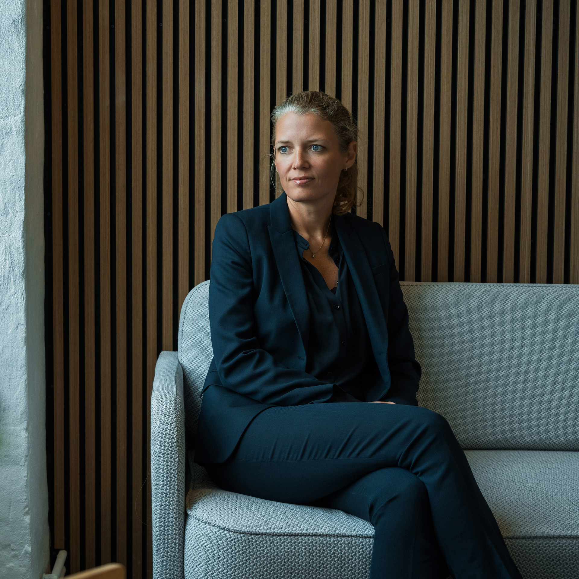 Mette Lykke sidder i en sofa på kontoret