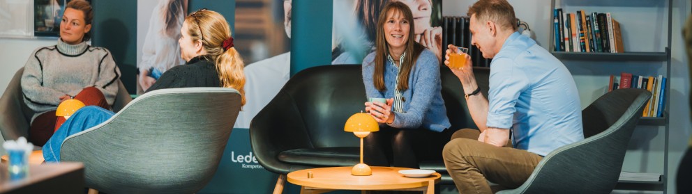 Kursister-snakker-i-sofaer---Expand-box---576x162