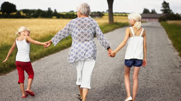 Bedstemor holder børnebørn i hånden