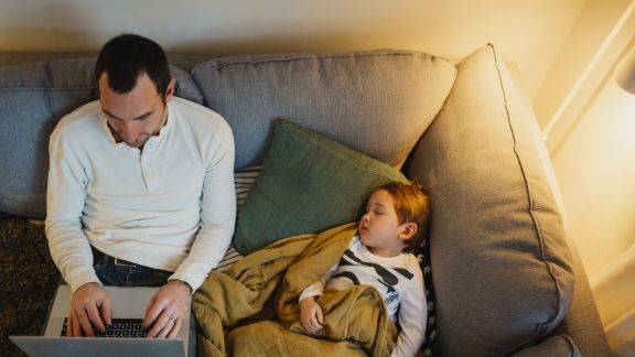 Far_datter_i_sofa_article-card_576x324