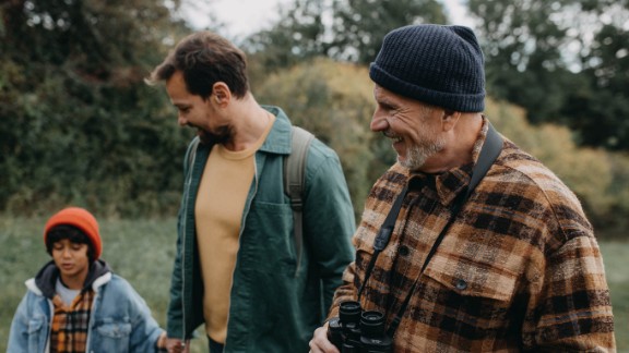 Far, bedstefar og søn på skovtur
