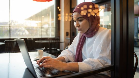 Kvinde_arbejder_p_cafe_article-card_576x324