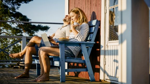 Kvinde_arbejder_sommerhus_article-card_576x324