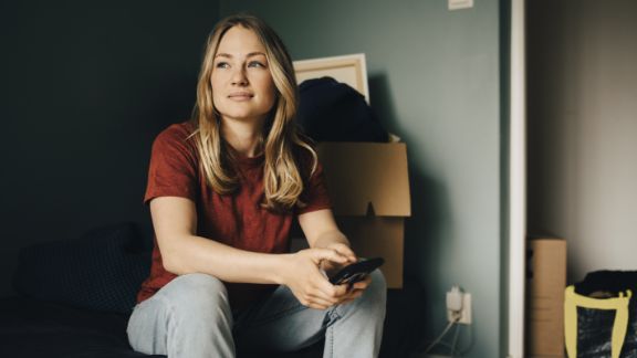 Kvinde_flytter_article-card_576x324