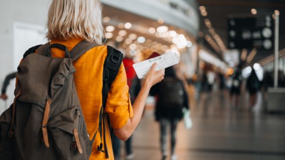 Kvinde_i_lufthavn_rygsk_article-card_576x324