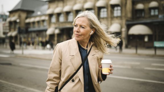Kvinde_kaffekop_foran_togstation_article-card_576x324