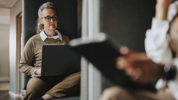 Kvinde med laptop arbejder 