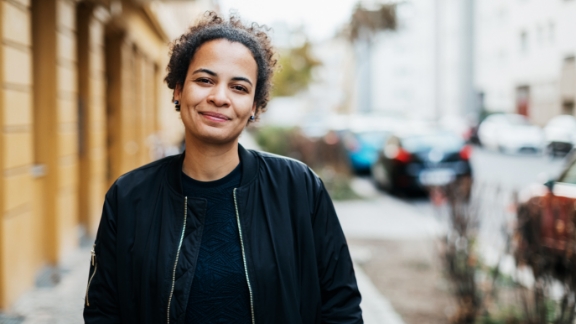 Kvinde_paa_gaden_smiler_article-card_576x324