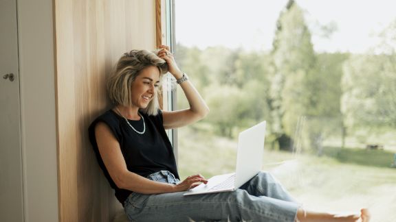 Kvinde_sidder_i_vindueskam_article-card_576x324
