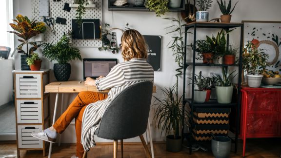 Kvinde_ved_skrivebord_article-card_576x324