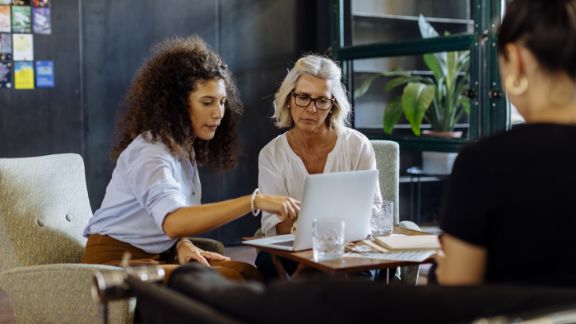 Kvinder_snakker_ved_computer_article-card_576x324