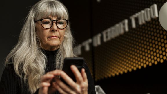 ldre_kvinde_med_mobil_article-card_576x324