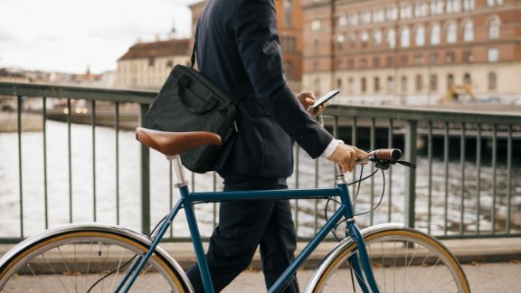 Mand_cykel_bro_article-card_576x324