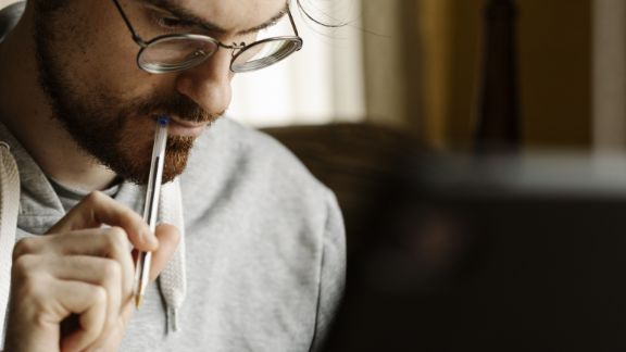 Mand_kuglepen_i_mundvigen_article-card_576x324