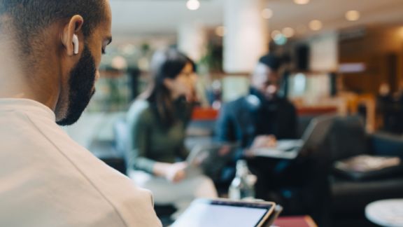 Mand_med_iPad_article-card_576x324