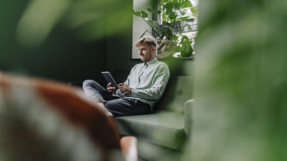 Mand_med_iPad_sofa_article-card_576x324