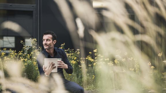 Mand_sidder_undenfor_article-card_576x324