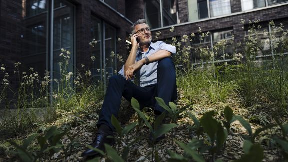 Mand_taler_telefon_paa_bakke_article-card_576x324