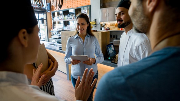 Tjenere på restaurant holder møde