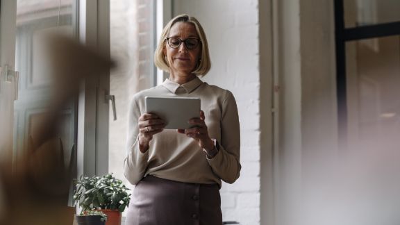 Kvinde_med_iPad_feature_576x324
