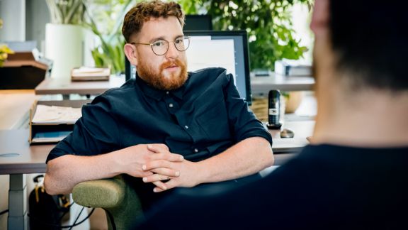 Mand_sidder_p_kontorplads_feature_576x324