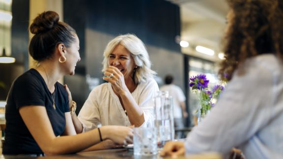 Kvinder_sidder_og_griner_text-image-50_50_576x324