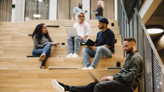 Mand_arbejder_p_trappe_text-image-50_50_576x324