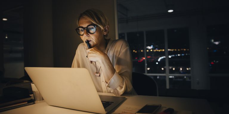 Kvinde_arbejder_hjemme_aften_content-header_768x384